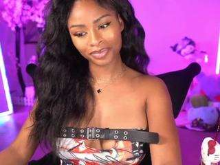 lovenzia Live Webcam on CamSoda