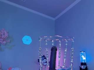 Lovenzia's cam show statistics and live stream