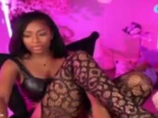Lovenzia's cam show statistics and live stream