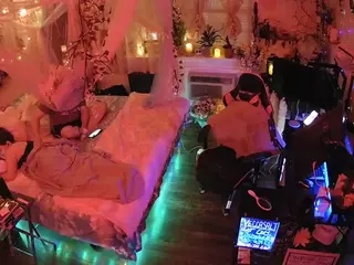 voyeurcam-veccasalt-01's Live Sex Cam Show