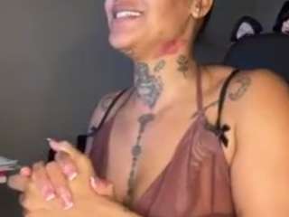 Live webcam model iambaldheadbrittany on Soda Cams