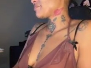 Live webcam model iambaldheadbrittany on Soda Cams