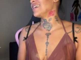 Live webcam model iambaldheadbrittany on Soda Cams