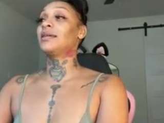 Live webcam model iambaldheadbrittany on Soda Cams