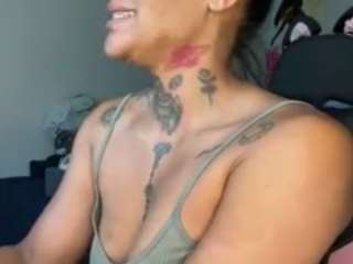 Live webcam model iambaldheadbrittany on Soda Cams