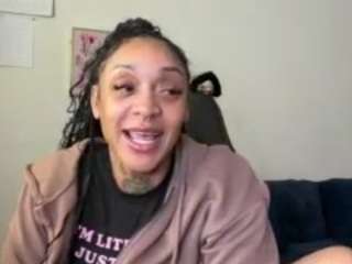 Live webcam model iambaldheadbrittany on Soda Cams