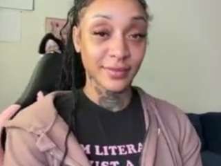 Live webcam model iambaldheadbrittany on Soda Cams