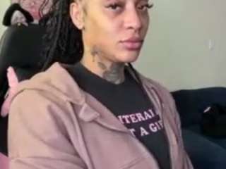 Live webcam model iambaldheadbrittany on Soda Cams