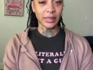 Live webcam model iambaldheadbrittany on Soda Cams