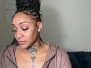 Live webcam model iambaldheadbrittany on Soda Cams