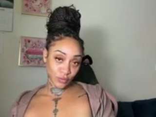 Live webcam model iambaldheadbrittany on Soda Cams