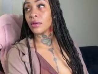 Live webcam model iambaldheadbrittany on Soda Cams