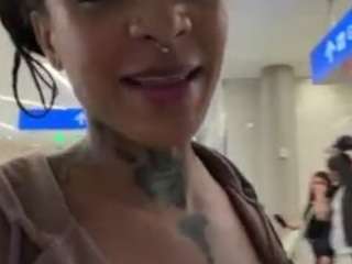 Live webcam model iambaldheadbrittany on Soda Cams