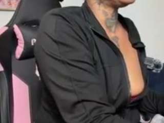 Live webcam model iambaldheadbrittany on Soda Cams