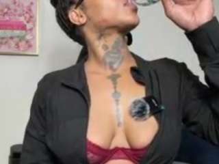 Live webcam model iambaldheadbrittany on Soda Cams