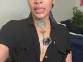 Live webcam model iambaldheadbrittany on Soda Cams