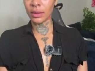 Live webcam model iambaldheadbrittany on Soda Cams