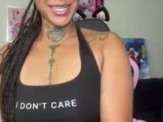 Live webcam model iambaldheadbrittany on Soda Cams