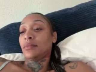 Live webcam model iambaldheadbrittany on Soda Cams