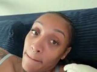 Live webcam model iambaldheadbrittany on Soda Cams