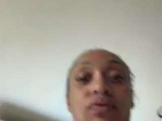 Live webcam model iambaldheadbrittany on Soda Cams