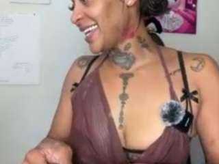 Live webcam model iambaldheadbrittany on Soda Cams