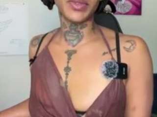 Live webcam model iambaldheadbrittany on Soda Cams