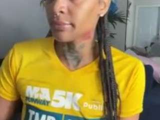 Live webcam model iambaldheadbrittany on Soda Cams