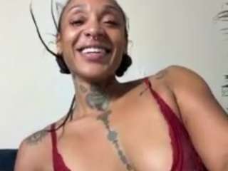 Live webcam model iambaldheadbrittany on Soda Cams