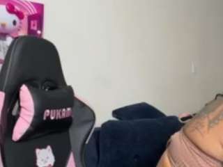 Live webcam model iambaldheadbrittany on Soda Cams