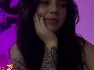 annie-snow's CamSoda show and profile