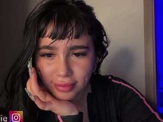 annie-snow's CamSoda show and profile