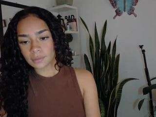 Live webcam model cassandraandrews on Soda Cams