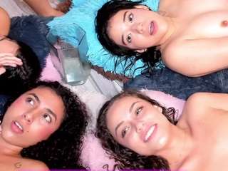 Live webcam model veka-worldd on Soda Cams