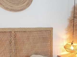 cloe-25's CamSoda show and profile