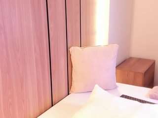 cloe-25 live webcam show