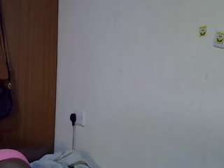 sweet-roxxy's CamSoda show and profile