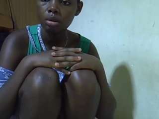 sweet-roxxy's CamSoda show and profile