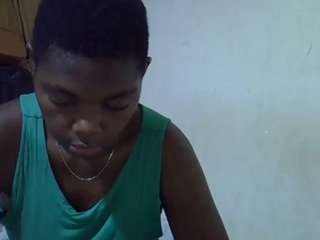 sweet-roxxy's CamSoda show and profile