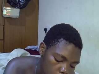 sweet-roxxy's CamSoda show and profile