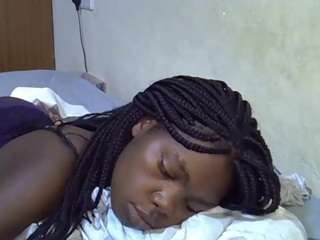 sweet-roxxy's CamSoda show and profile