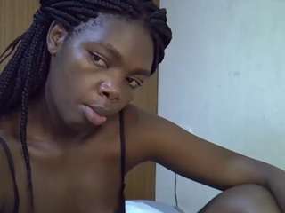 sweet-roxxy's CamSoda show and profile