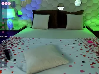 XLindaMilfX's Live Sex Cam Show