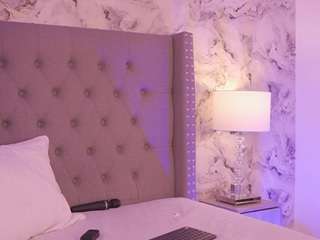 charlotte-harris Live Webcam on CamSoda