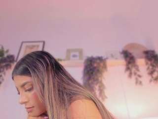 anneee, female webcam model,  years old, on live webcam