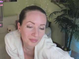 melodyqu, female webcam model,  years old, on live webcam