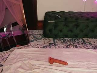 Explore the gorgeous broadcaster Katyerave as she's fondling her shape katyerave from CamSoda