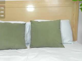 nayla-thompson, female webcam model,  years old, on live webcam