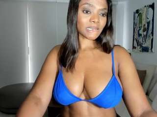 Este modelo está ao vivo agora. ebonydreamiin