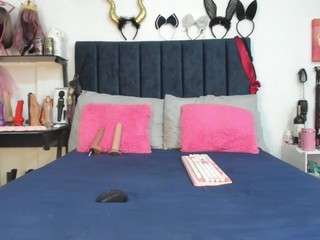 emmily-giraldo, female webcam model,  years old, on live webcam